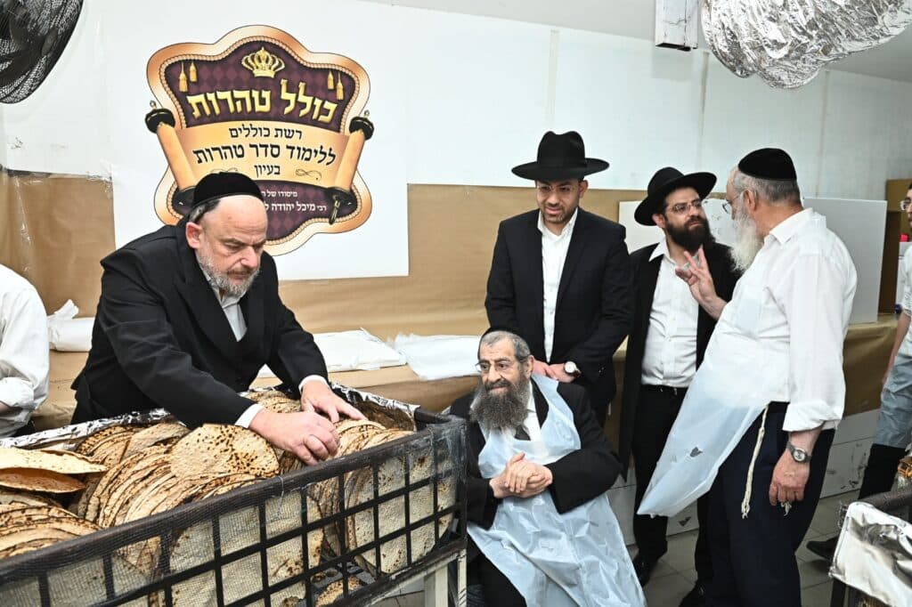 גלריה: ראב"ד בני ברק באפיית מצות לתומכי כולל טהרות