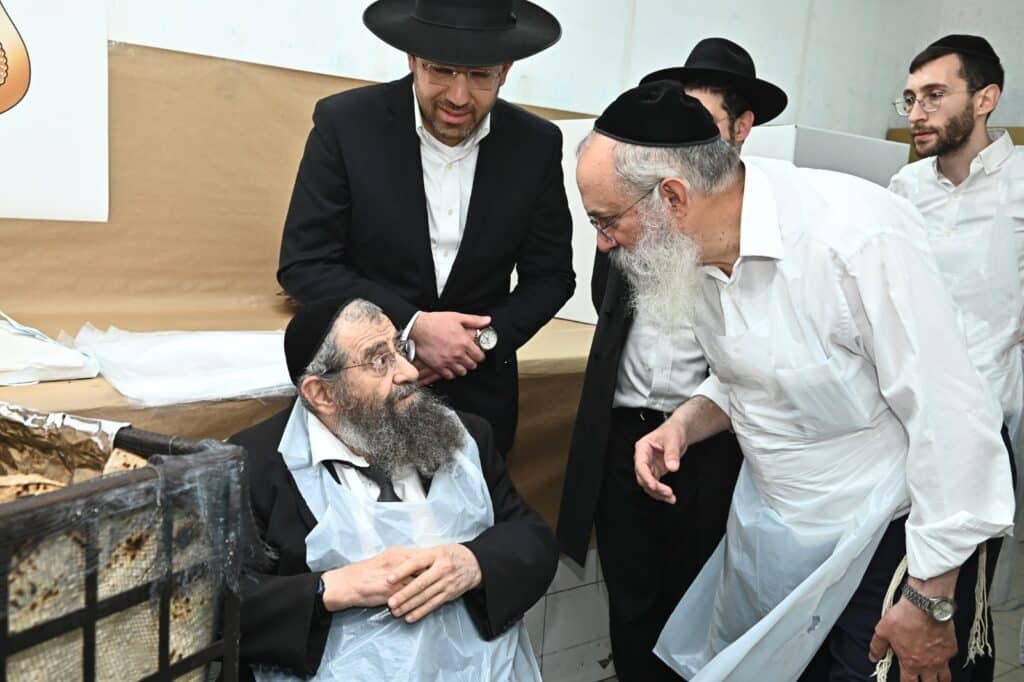 גלריה: ראב"ד בני ברק באפיית מצות לתומכי כולל טהרות