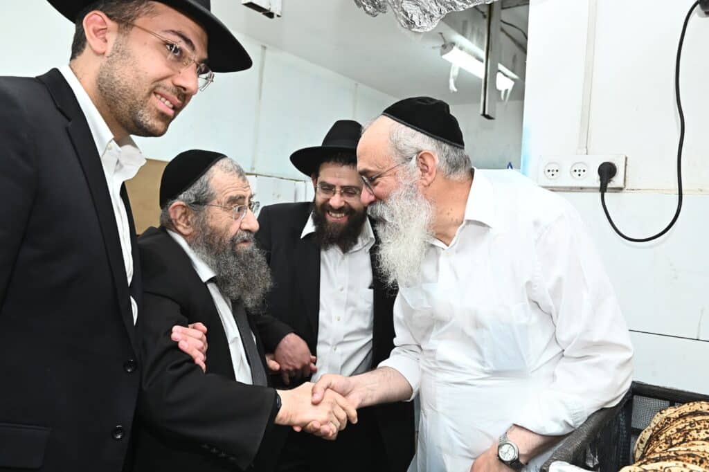 גלריה: ראב"ד בני ברק באפיית מצות לתומכי כולל טהרות