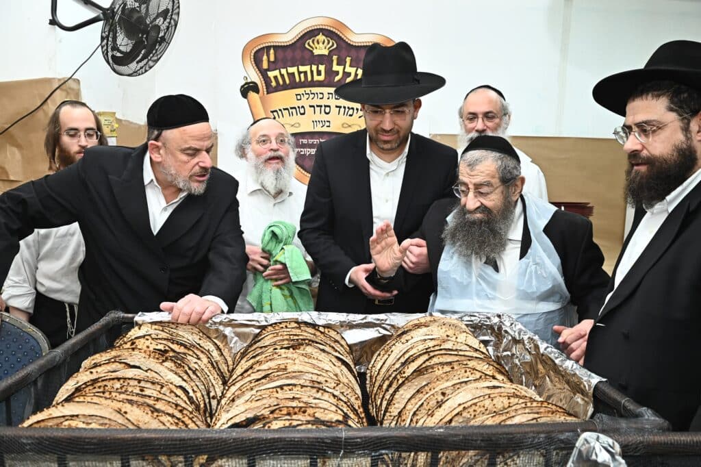 גלריה: ראב"ד בני ברק באפיית מצות לתומכי כולל טהרות