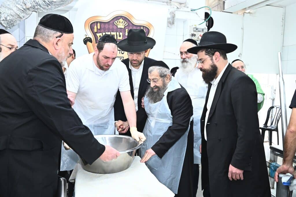 גלריה: ראב"ד בני ברק באפיית מצות לתומכי כולל טהרות