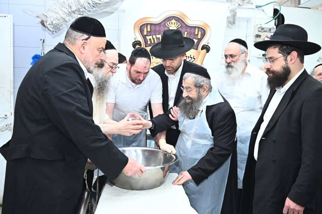 גלריה: ראב"ד בני ברק באפיית מצות לתומכי כולל טהרות