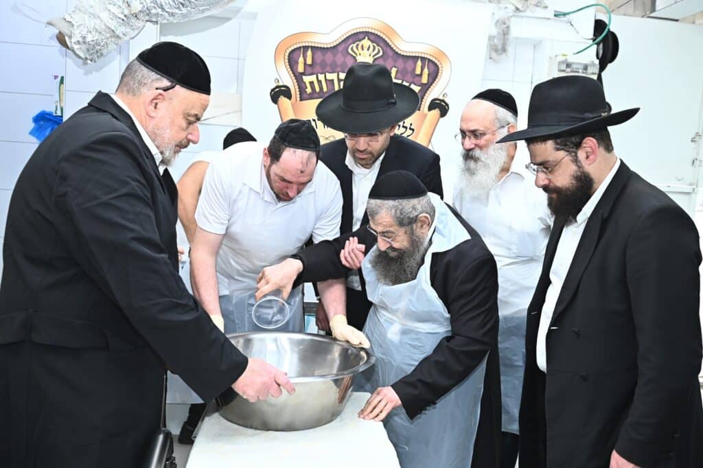 גלריה: ראב"ד בני ברק באפיית מצות לתומכי כולל טהרות