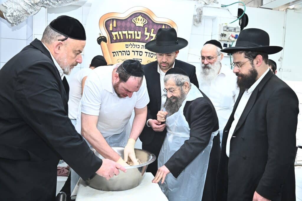 גלריה: ראב"ד בני ברק באפיית מצות לתומכי כולל טהרות