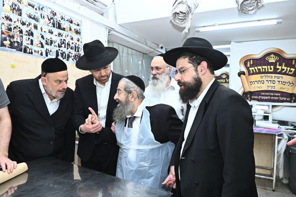 גלריה: ראב"ד בני ברק באפיית מצות לתומכי כולל טהרות