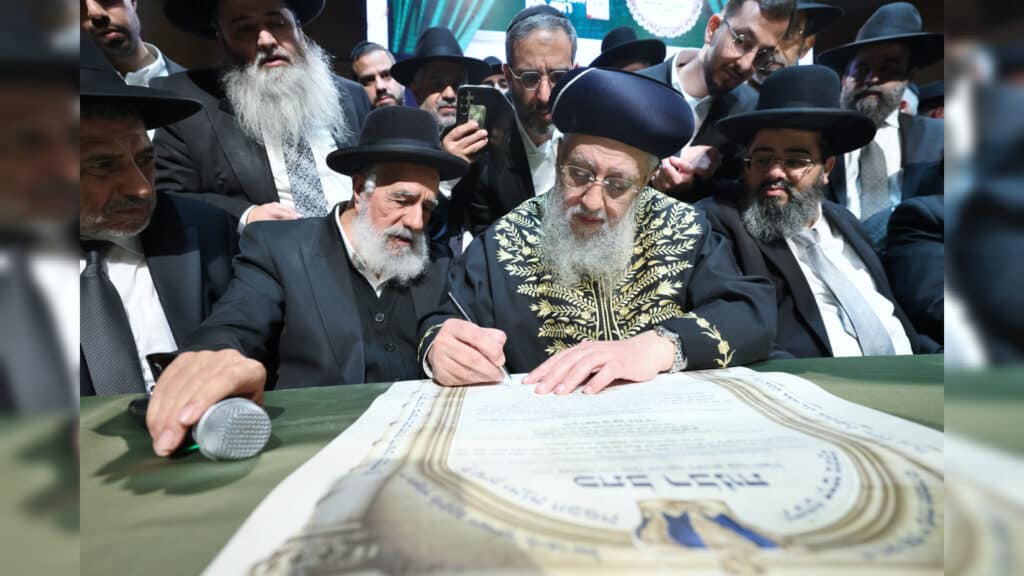 בטלית חדשה והמבורג: הוכתר הרב הראשי של ראש העין