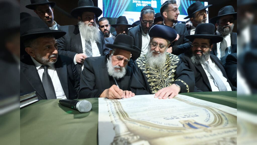 בטלית חדשה והמבורג: הוכתר הרב הראשי של ראש העין