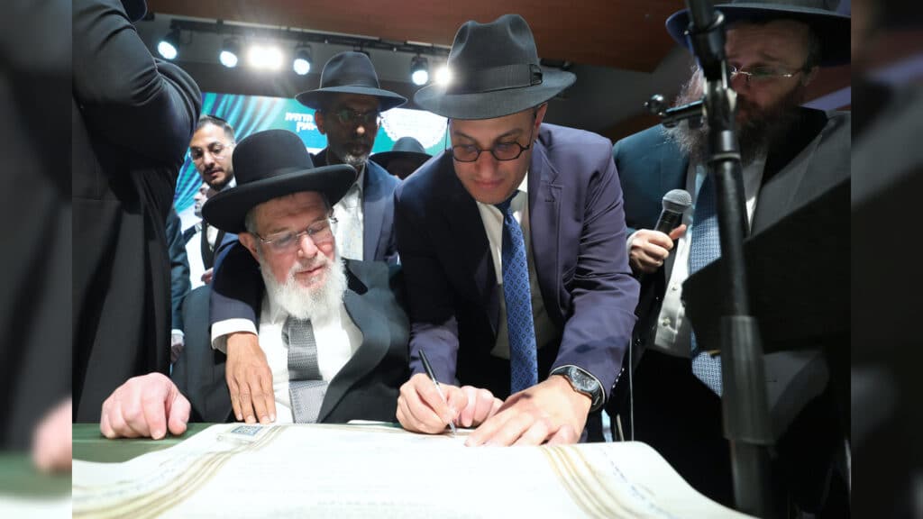 בטלית חדשה והמבורג: הוכתר הרב הראשי של ראש העין