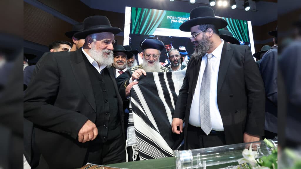 בטלית חדשה והמבורג: הוכתר הרב הראשי של ראש העין