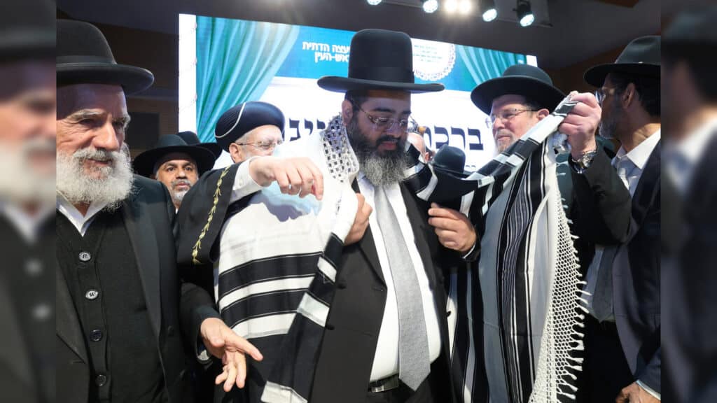 בטלית חדשה והמבורג: הוכתר הרב הראשי של ראש העין