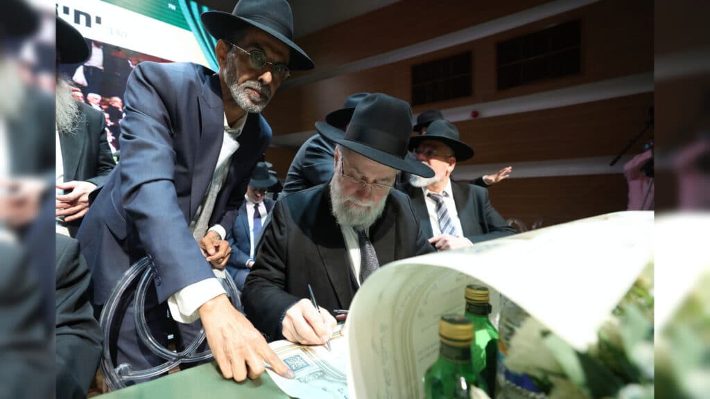 בטלית חדשה והמבורג: הוכתר הרב הראשי של ראש העין