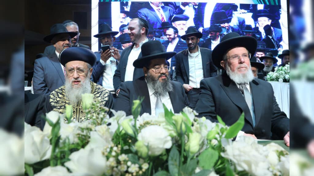 בטלית חדשה והמבורג: הוכתר הרב הראשי של ראש העין