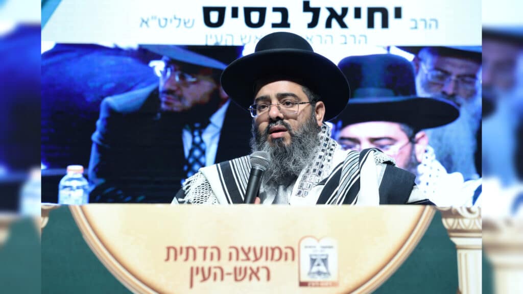 בטלית חדשה והמבורג: הוכתר הרב הראשי של ראש העין