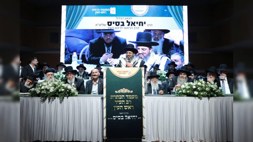 בטלית חדשה והמבורג: הוכתר הרב הראשי של ראש העין