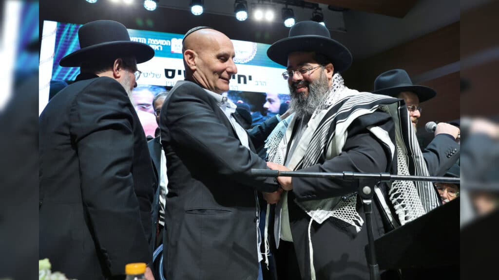 בטלית חדשה והמבורג: הוכתר הרב הראשי של ראש העין