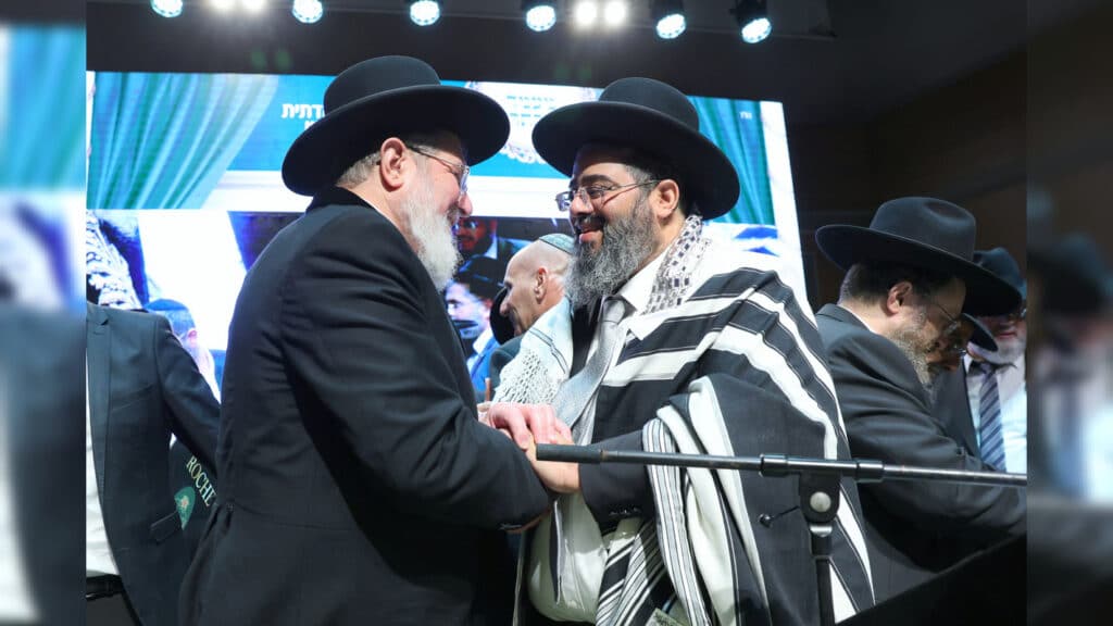 בטלית חדשה והמבורג: הוכתר הרב הראשי של ראש העין