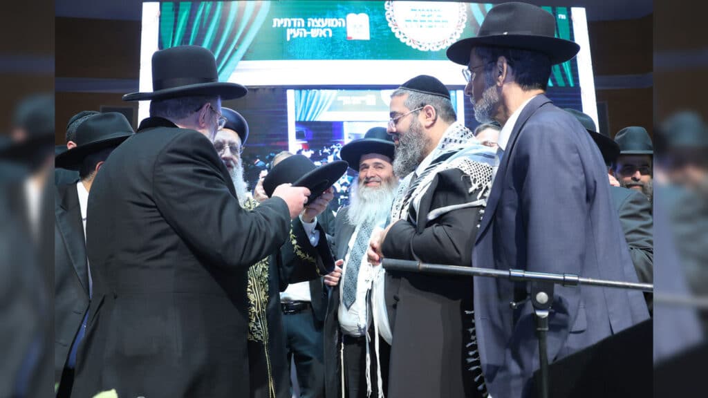 בטלית חדשה והמבורג: הוכתר הרב הראשי של ראש העין
