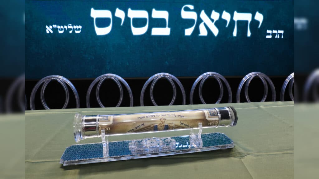 בטלית חדשה והמבורג: הוכתר הרב הראשי של ראש העין