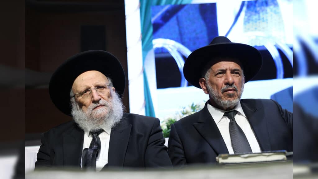 בטלית חדשה והמבורג: הוכתר הרב הראשי של ראש העין