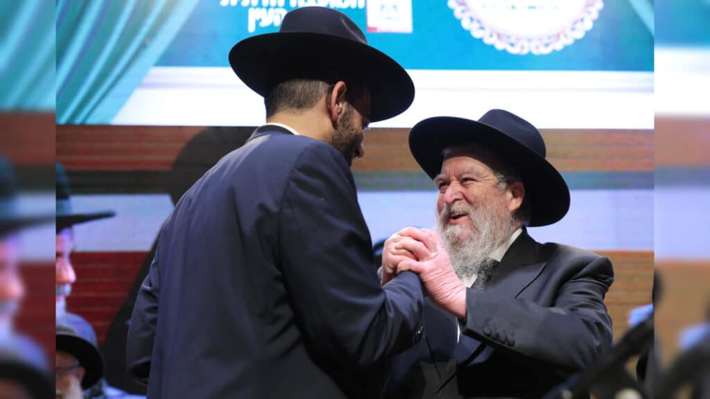 בטלית חדשה והמבורג: הוכתר הרב הראשי של ראש העין