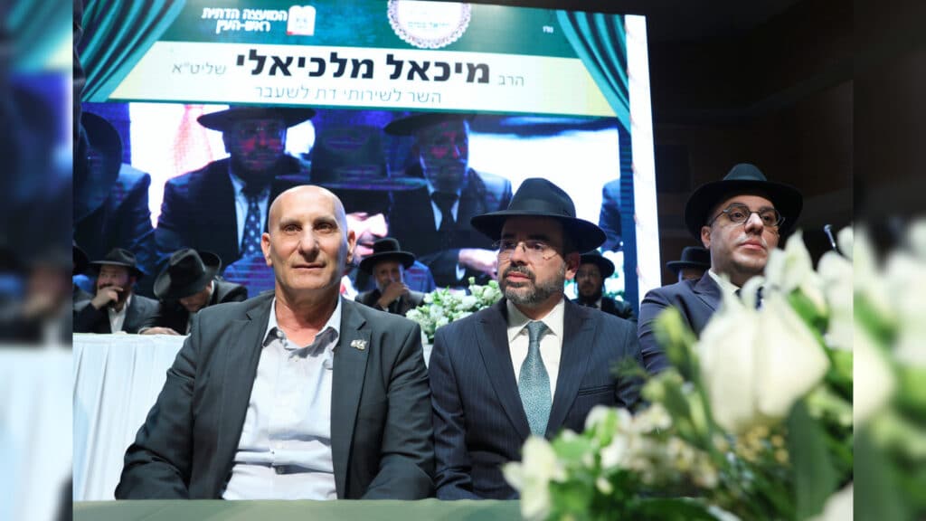 בטלית חדשה והמבורג: הוכתר הרב הראשי של ראש העין