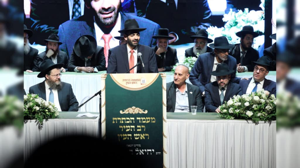 בטלית חדשה והמבורג: הוכתר הרב הראשי של ראש העין