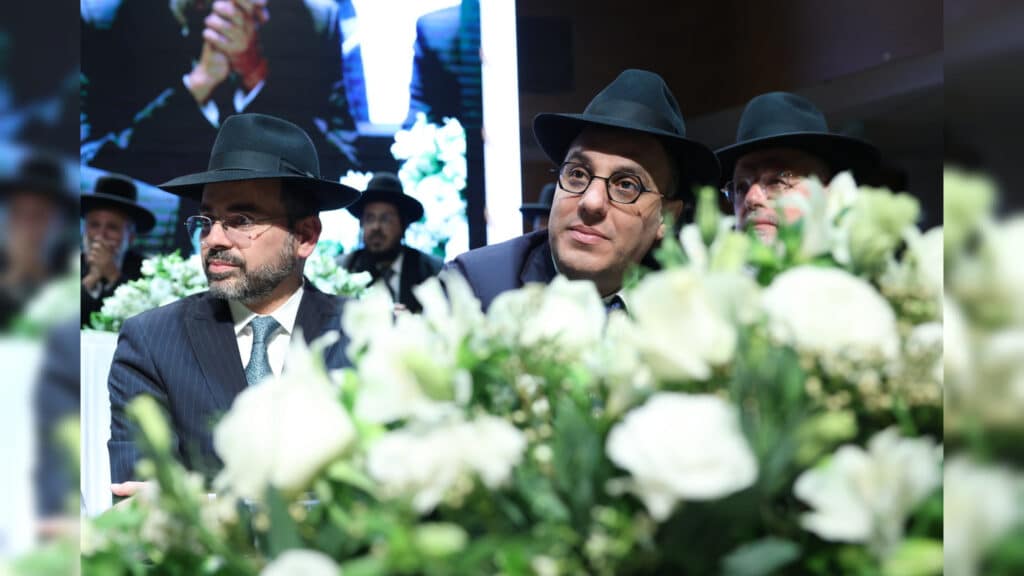 בטלית חדשה והמבורג: הוכתר הרב הראשי של ראש העין