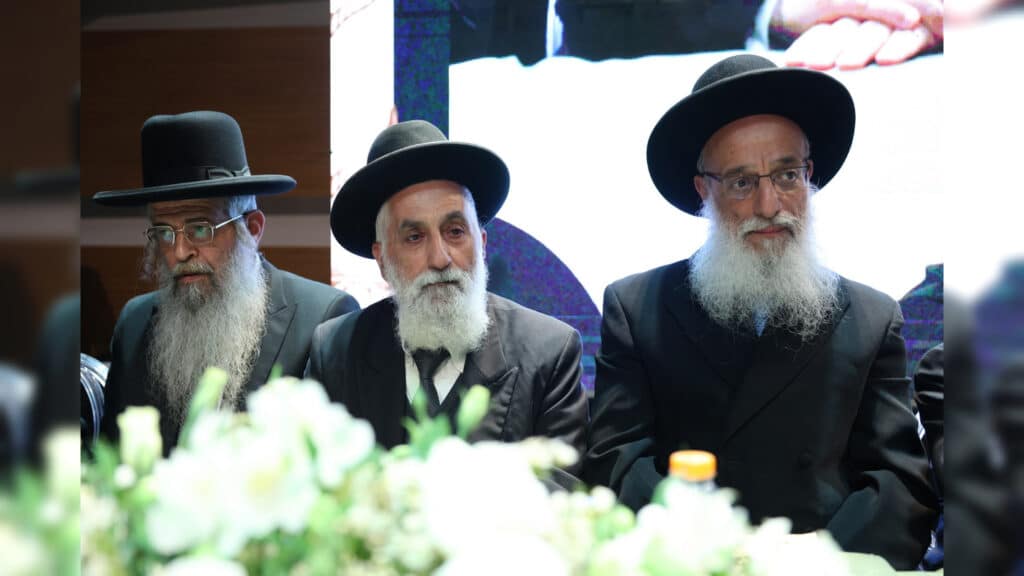 בטלית חדשה והמבורג: הוכתר הרב הראשי של ראש העין