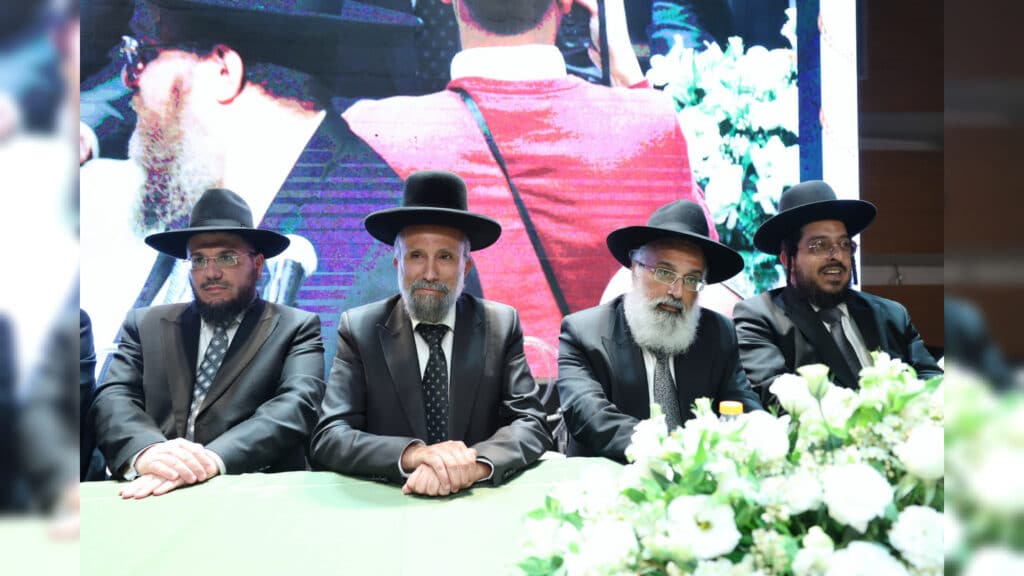 בטלית חדשה והמבורג: הוכתר הרב הראשי של ראש העין