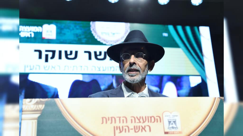 בטלית חדשה והמבורג: הוכתר הרב הראשי של ראש העין