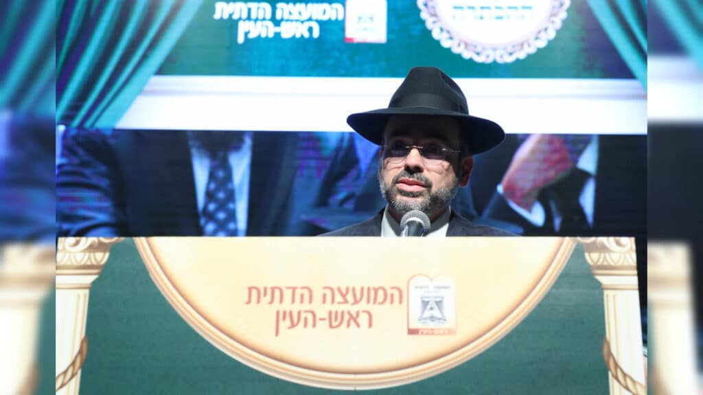 בטלית חדשה והמבורג: הוכתר הרב הראשי של ראש העין