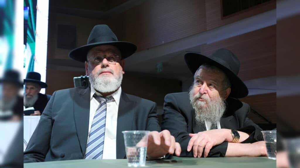 בטלית חדשה והמבורג: הוכתר הרב הראשי של ראש העין