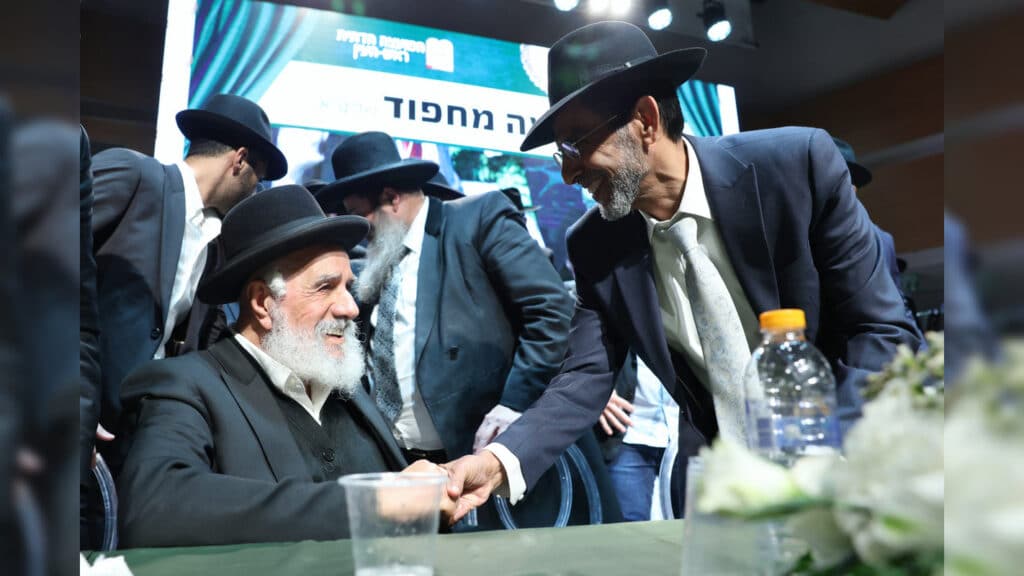 בטלית חדשה והמבורג: הוכתר הרב הראשי של ראש העין