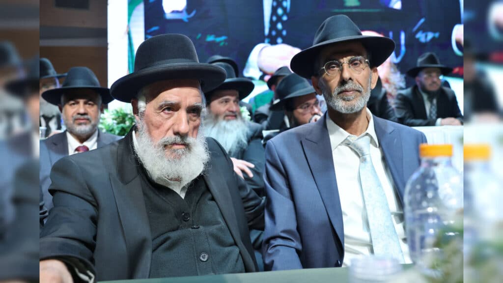 בטלית חדשה והמבורג: הוכתר הרב הראשי של ראש העין