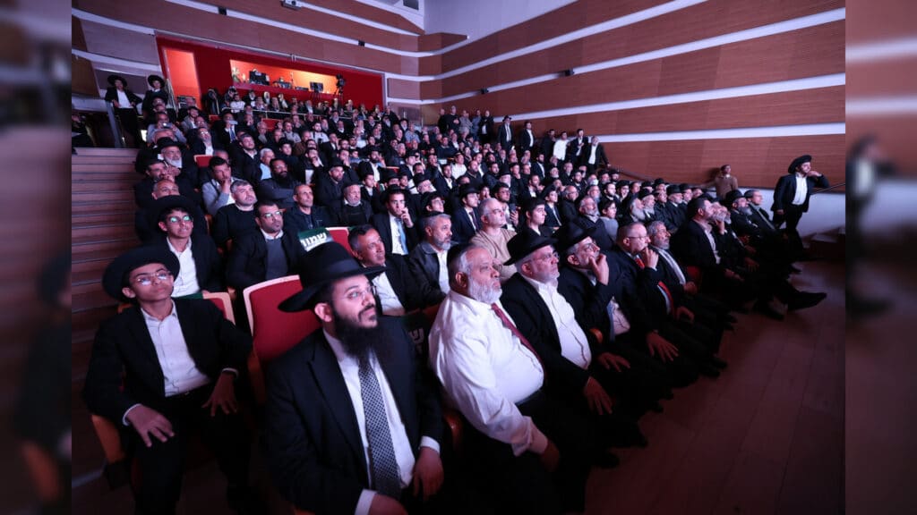 בטלית חדשה והמבורג: הוכתר הרב הראשי של ראש העין