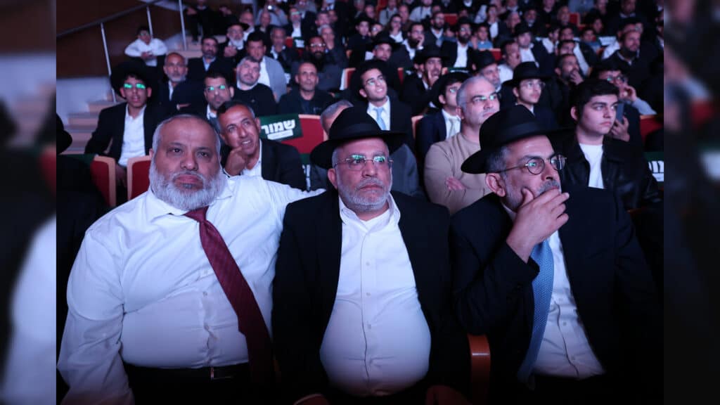 בטלית חדשה והמבורג: הוכתר הרב הראשי של ראש העין