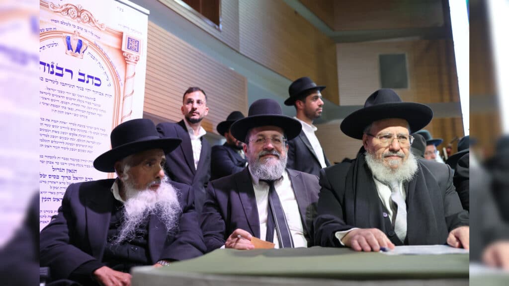 בטלית חדשה והמבורג: הוכתר הרב הראשי של ראש העין