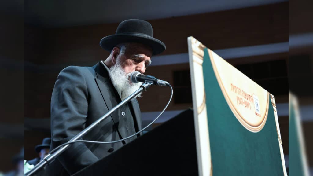 בטלית חדשה והמבורג: הוכתר הרב הראשי של ראש העין