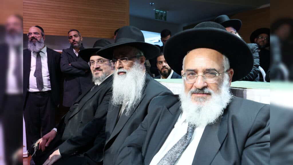 בטלית חדשה והמבורג: הוכתר הרב הראשי של ראש העין