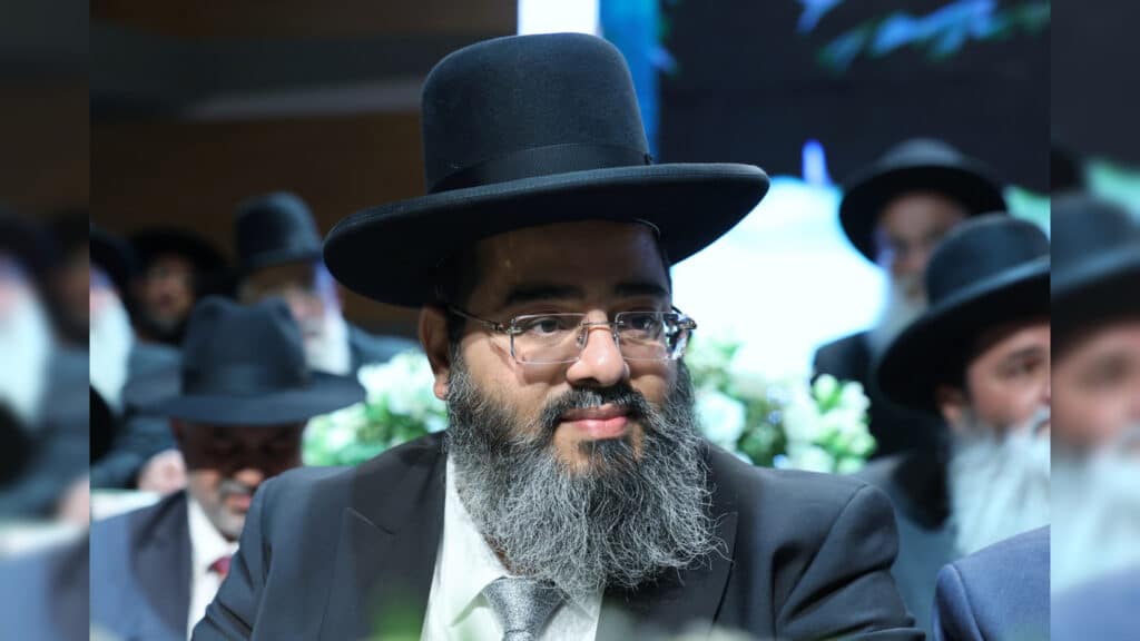 בטלית חדשה והמבורג: הוכתר הרב הראשי של ראש העין