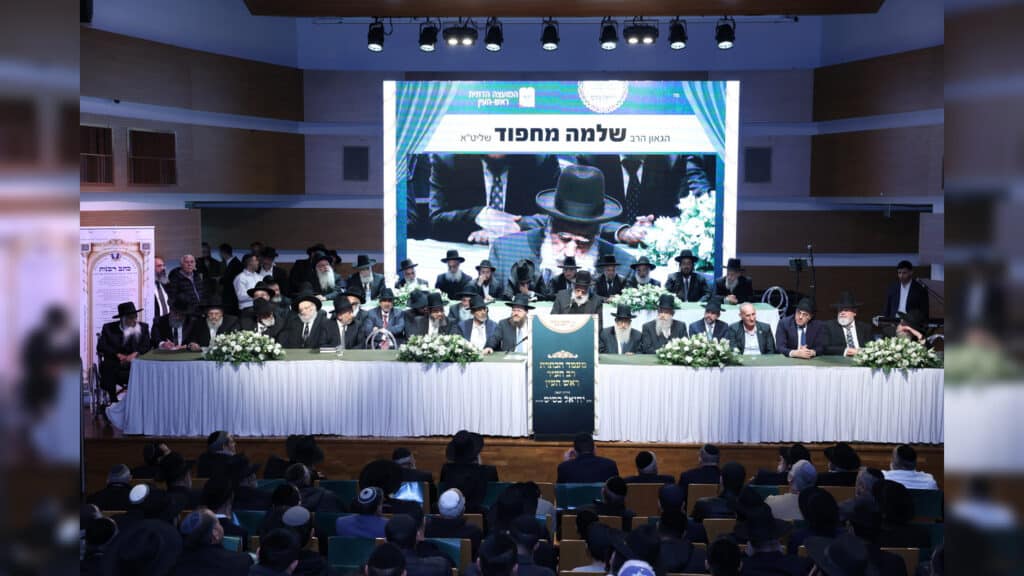 בטלית חדשה והמבורג: הוכתר הרב הראשי של ראש העין