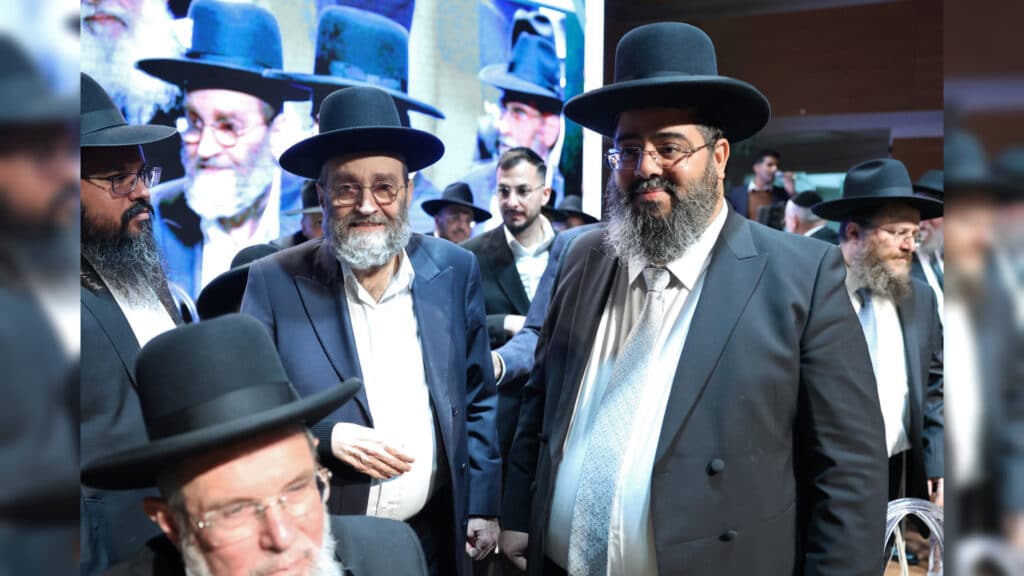 בטלית חדשה והמבורג: הוכתר הרב הראשי של ראש העין