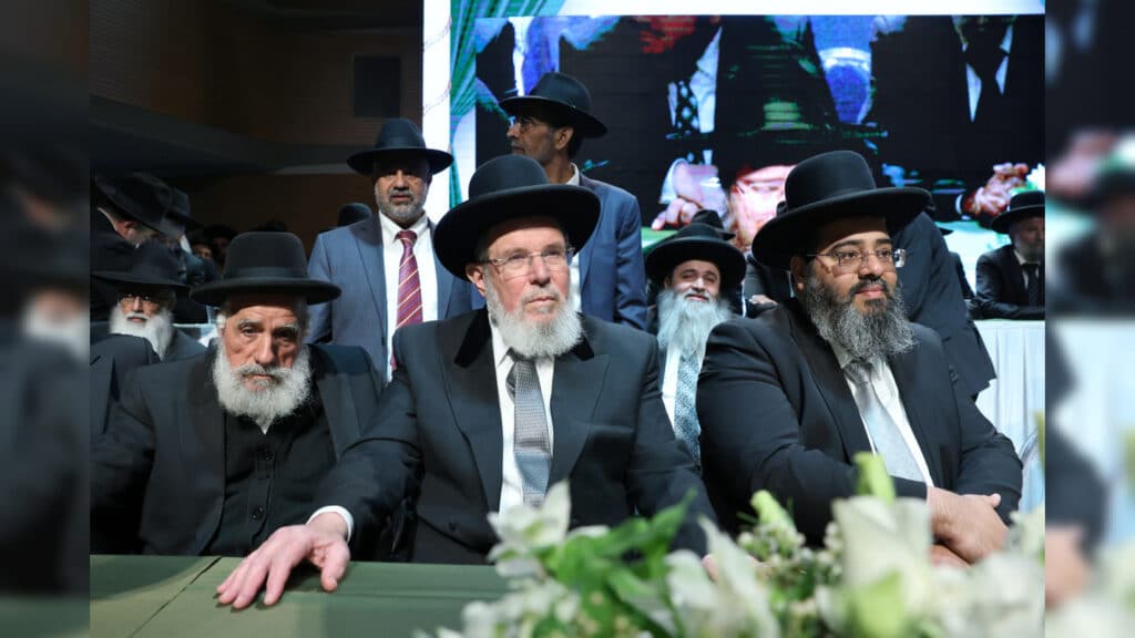 בטלית חדשה והמבורג: הוכתר הרב הראשי של ראש העין