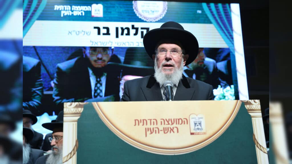 בטלית חדשה והמבורג: הוכתר הרב הראשי של ראש העין