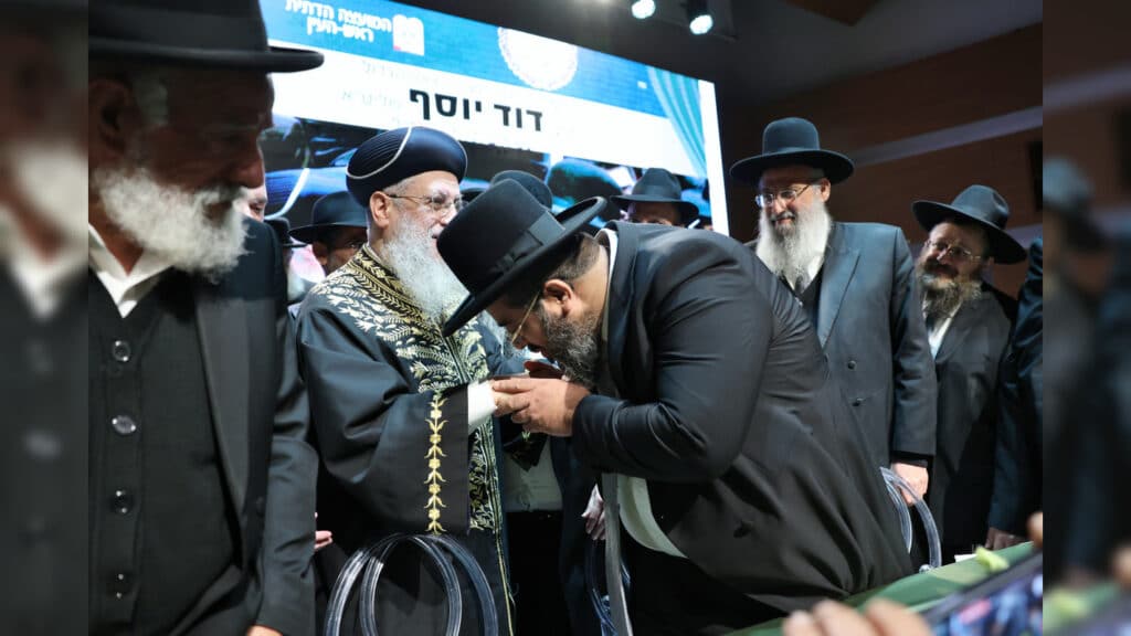 בטלית חדשה והמבורג: הוכתר הרב הראשי של ראש העין