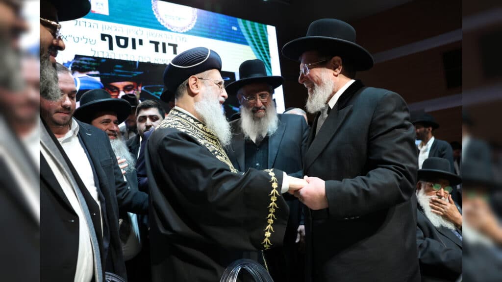 בטלית חדשה והמבורג: הוכתר הרב הראשי של ראש העין