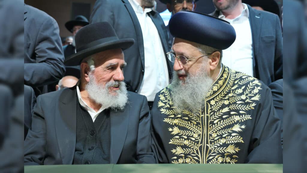 בטלית חדשה והמבורג: הוכתר הרב הראשי של ראש העין