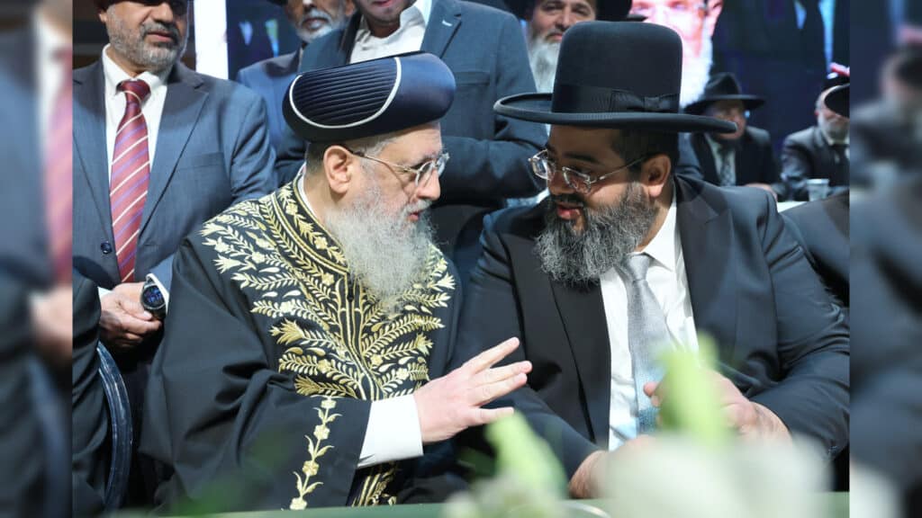 בטלית חדשה והמבורג: הוכתר הרב הראשי של ראש העין