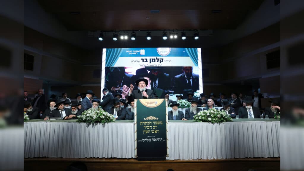 בטלית חדשה והמבורג: הוכתר הרב הראשי של ראש העין