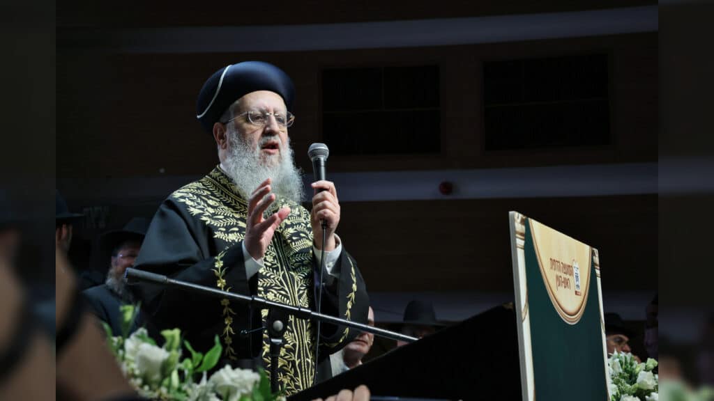 בטלית חדשה והמבורג: הוכתר הרב הראשי של ראש העין